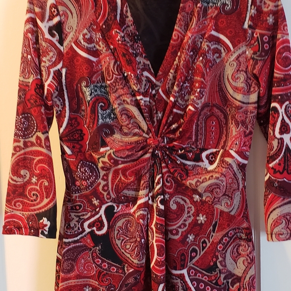 3/4 lgth twist front red paisley stretch blouse. Sz L...29" from collar to hem - Picture 5 of 8
